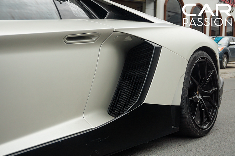 Xe sử dụng bộ mâm đa chấu sơn đen bóng kết hợp cùng với cùm phanh được sơn đỏ đối lập, bên trong là hệ thống phanh đĩa carbon ceramic hiệu suất cao nhằm tăng tính an toàn khi vận hành ở tốc độ cao.