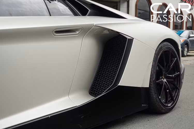 Xe sử dụng bộ mâm đa chấu sơn đen bóng kết hợp cùng với cùm phanh được sơn đỏ đối lập, bên trong là hệ thống phanh đĩa carbon ceramic hiệu suất cao nhằm tăng tính an toàn khi vận hành ở tốc độ cao.