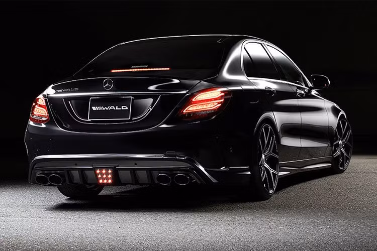 Để nhấn mạnh thêm vẻ ngoài của Mercedes-Benz C200 cũng như làm cho nó giống với một chiếc Mercedes-AMG C63 sang chảnh hơn.