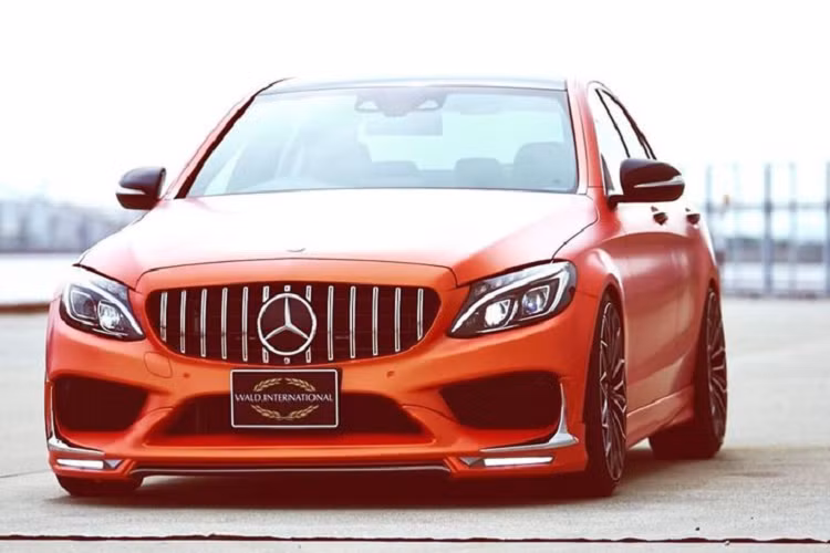 Hãng độ Nhật Bản cũng không quên hạ thấp hệ thống treo của Mercedes-Benz C200 độ AMG C63, cuối cùng, làm tròn gói độ sẽ là bộ vành mới, có thiết kế I11-C hoặc K11-C, kích thước 8.5 x 20 inch.