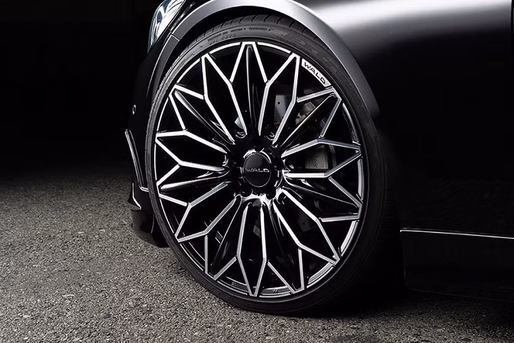 Chưa hết, Wald còn đề xuất hai kiểu ống xả 4 pô cho C200, cũng như đèn phanh kiểu xe đua F1 gắn ở giữa cản để gia tăng thêm vẻ thể thao của xe.