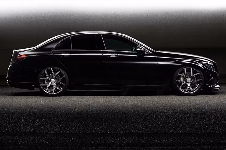 Wald đã bổ sung cản trước mới cho xe, nẹp sườn hai bên cũng được tăng cường, cản sau và bộ khuếch tán trông cũng hầm hố hơn hẳn.