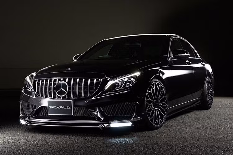 Chiếc xe sang Mercedes-Benz C200 trong bài được khoác bodykit AMG C63 nhưng đó chỉ là hàng giả, gói nâng cấp này được tạo ra bởi hãng độ Wald International đến từ Nhật Bản.