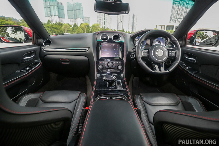 Dù đầu xe được kéo dài, khoang ca-bin của Bufori CS vẫn không quá chật. Xe được trang bị bộ ghế đua Sabelt CF, màn hình thông tin giải trí 7 inch hỗ trợ cảm ứng và một màn hình hiển thị thông tin lái ở giữa 2 đồng hồ.