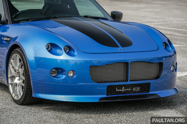 Bên cạnh những đường cong, Bufori còn mang đến cho CS khá nhiều hình tròn. Ở phía trước, toàn bộ hệ thống đèn được gói gọn trong 8 hình tròn, bao gồm đèn chiếu sáng, đèn sương mù và đèn báo rẽ. Lưới tản nhiệt cũng độc đáo không kém với cảm hứng thiết kế từ bộ ria mép của người đàn ông Hồi giáo - tôn giáo chiếm đa số tại Malaysia.