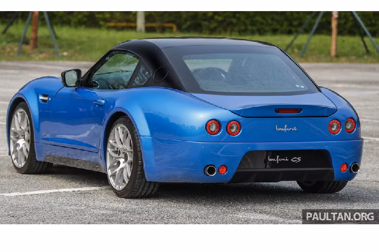 Ở phía sau, đuôi xe của Bufori CS có thiết kế khá giống với BMW Z4 và Toyota Supra. Mui xe thấp dần về phía sau rồi được vuốt lên đôi chút, tương tự cánh gió cố định.
