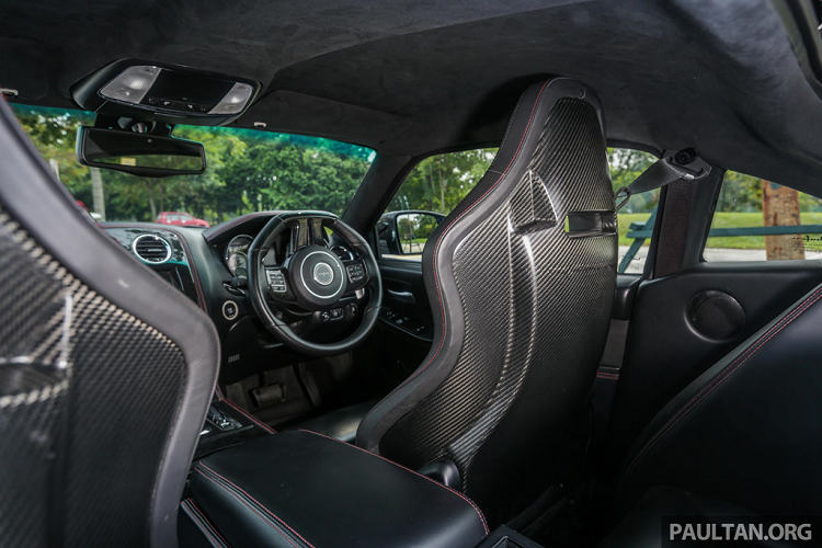 Bufori CS được tối giản khối lượng khi sử dụng thân xe liên khối bằng vật liệu carbon kết hợp với sợi kevlar. Vật liệu carbon giúp xe "giảm cân", trong khi sợi kevlar mang đến độ bền và dẻo dai. Nhờ vậy, khối lượng của Bufori bản CS8 cũng chỉ dừng ở 1.400 kg.