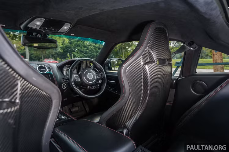 Bufori CS được tối giản khối lượng khi sử dụng thân xe liên khối bằng vật liệu carbon kết hợp với sợi kevlar. Vật liệu carbon giúp xe "giảm cân", trong khi sợi kevlar mang đến độ bền và dẻo dai. Nhờ vậy, khối lượng của Bufori bản CS8 cũng chỉ dừng ở 1.400 kg.