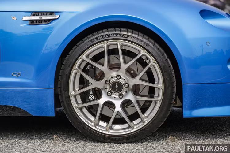 Xe được trang bị bộ vành hợp kim 19 inch đa chấu thể thao đi kèm kẹp phanh Brembo hàng hiệu.