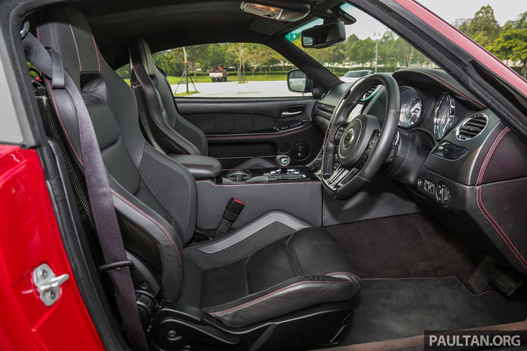 Những chi tiết bên trong Bufori CS được vay mượn khá nhiều từ những mẫu xe của Fiat Chrysler. Điểm dễ nhận thấy nhất là cần số kiểu máy bay, tương tự trên những chiếc Jeep. Một số chi tiết vay mượn khác như bảng điều khiển trung tâm, điều hòa không khí tương tự Chrysler 300.