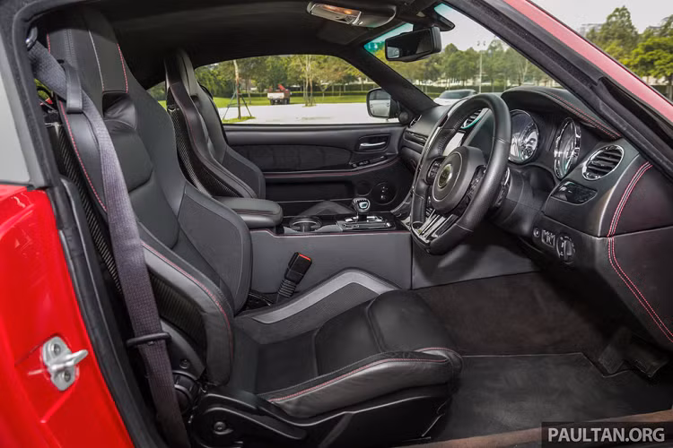 Những chi tiết bên trong Bufori CS được vay mượn khá nhiều từ những mẫu xe của Fiat Chrysler. Điểm dễ nhận thấy nhất là cần số kiểu máy bay, tương tự trên những chiếc Jeep. Một số chi tiết vay mượn khác như bảng điều khiển trung tâm, điều hòa không khí tương tự Chrysler 300.