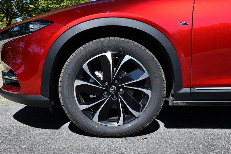 Tương tự phiên bản cũ, cột A của Mazda CX-4 mới cũng được sơn màu đen, tạo hiệu ứng nóc lơ lửng. Thêm vào đó là bộ vành hợp kim phối 2 màu, thiết kế mới và có đường kính 17 inch hoặc 19 inch, tùy phiên bản.