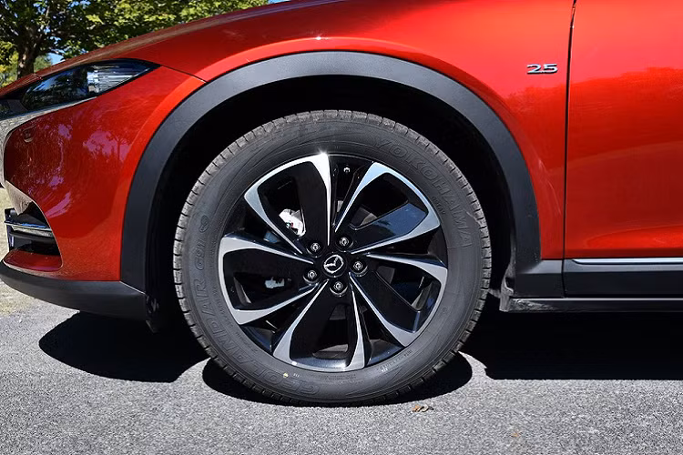 Tương tự phiên bản cũ, cột A của Mazda CX-4 mới cũng được sơn màu đen, tạo hiệu ứng nóc lơ lửng. Thêm vào đó là bộ vành hợp kim phối 2 màu, thiết kế mới và có đường kính 17 inch hoặc 19 inch, tùy phiên bản.