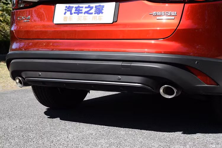 Ngoài ra, Mazda CX-4 2020 còn có cản sau mới, đi kèm đèn sương mù thanh mảnh hơn và thanh mạ crôm nằm giữa 2 ống xả hình tròn.