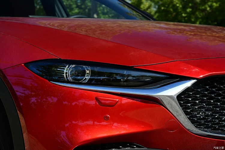 Cụ thể, mẫu crossover cỡ C này được bổ sung đầu xe hoàn toàn mới với cụm đèn pha LED tái thiết kế và lưới tản nhiệt táo bạo hơn, đi kèm viền mạ crôm sắc sảo hơn. Chẳng những được tăng kích thước, lưới tản nhiệt của Mazda CX-4 2020 còn đi kèm mắt lưới hình tổ ong màu đen giống với Mazda6 mới.