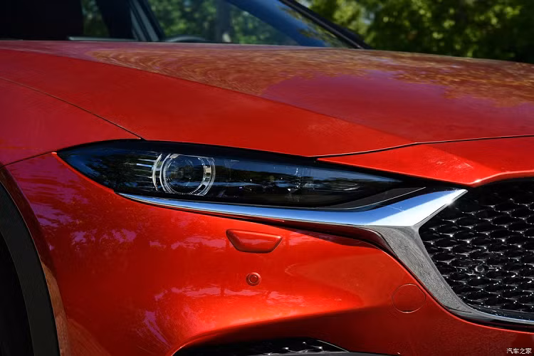 Cụ thể, mẫu crossover cỡ C này được bổ sung đầu xe hoàn toàn mới với cụm đèn pha LED tái thiết kế và lưới tản nhiệt táo bạo hơn, đi kèm viền mạ crôm sắc sảo hơn. Chẳng những được tăng kích thước, lưới tản nhiệt của Mazda CX-4 2020 còn đi kèm mắt lưới hình tổ ong màu đen giống với Mazda6 mới.