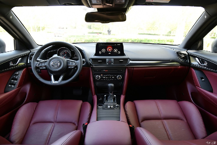 Về trang bị, Mazda CX-4 2020 tại Trung Quốc có hệ thống thông tin giải trí MazdaConnect với màn hình cảm ứng 8 inch nằm độc lập trên mặt táp-lô, hỗ trợ Apple CarPlay/Baidu CarLife, hệ thống định vị, kết nối Bluetooth, cổng USB/AUX/thẻ nhớ SD, ghế trước sưởi/nhớ vị trí, cửa sổ trời, lẫy chuyển số trên vô lăng và hệ thống âm thanh Bose 8 loa.