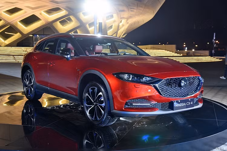 Ở phiên bản 2020, Mazda CX-4 bản nâng cấp đã được cải tiến đáng kể trong thiết kế ngoại thất và chịu ảnh hưởng từ người anh em Mazda CX-30. Điều này không có gì lạ vì CX-4 2020 cũng được áp dụng ngôn ngữ thiết kế Kodo mới nhất của thương hiệu Mazda.