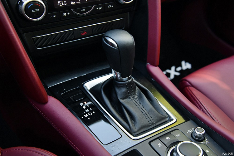 Động cơ kết hợp với hộp số sàn SkyActiv-MT 6 cấp hoặc tự động SkyActiv-Drive 6 cấp. Trong khi đó, động cơ 2,5 lít chỉ đồng hành với hộp số tự động.