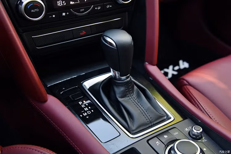 Động cơ kết hợp với hộp số sàn SkyActiv-MT 6 cấp hoặc tự động SkyActiv-Drive 6 cấp. Trong khi đó, động cơ 2,5 lít chỉ đồng hành với hộp số tự động.