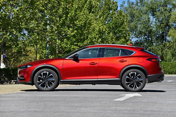 Tại thị trường Trung Quốc, giá xe Mazda CX-4 2020 được chia thành tổng cộng 8 bản trang bị bán ra dao động từ 148.800 - 215.800 Nhân dân tệ (khoảng 491 - 713 triệu đồng).