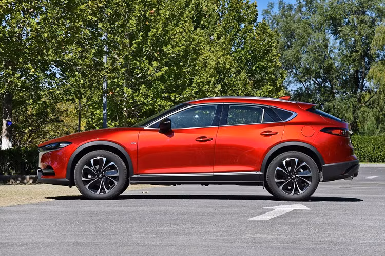 Tại thị trường Trung Quốc, giá xe Mazda CX-4 2020 được chia thành tổng cộng 8 bản trang bị bán ra dao động từ 148.800 - 215.800 Nhân dân tệ (khoảng 491 - 713 triệu đồng).