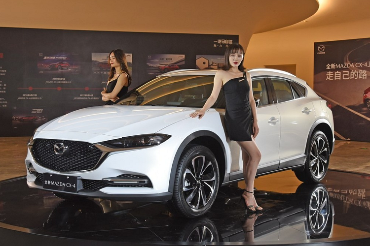 So với phiên bản cũ, kích thước của Mazda CX-4 2020 chỉ thay đổi nhẹ, bao gồm chiều dài 4.637 mm, rộng 1.855 mm và cao 1.524 mm. Riêng chiều dài cơ sở 2.700 mm lại giữ nguyên như cũ.