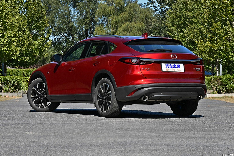 Nằm bên dưới nắp capô của Mazda CX-4 2020 tại Trung Quốc vẫn là hai động cơ xăng SkyActiv-G 4 xi-lanh, dung tích 2.0 lít và 2,5 lít như cũ. Trong đó, động cơ 2.0 lít tạo ra công suất tối đa 158 mã lực và mô-men xoắn cực đại 202 Nm. Động cơ 2,5 lít mạnh hơn với công suất tối đa 192 mã lực và mô-men xoắn cực đại 252 Nm.