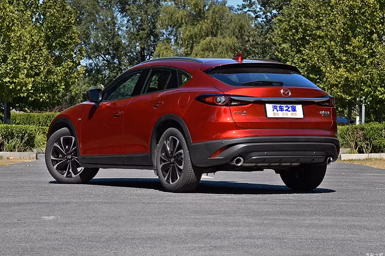 Nằm bên dưới nắp capô của Mazda CX-4 2020 tại Trung Quốc vẫn là hai động cơ xăng SkyActiv-G 4 xi-lanh, dung tích 2.0 lít và 2,5 lít như cũ. Trong đó, động cơ 2.0 lít tạo ra công suất tối đa 158 mã lực và mô-men xoắn cực đại 202 Nm. Động cơ 2,5 lít mạnh hơn với công suất tối đa 192 mã lực và mô-men xoắn cực đại 252 Nm.