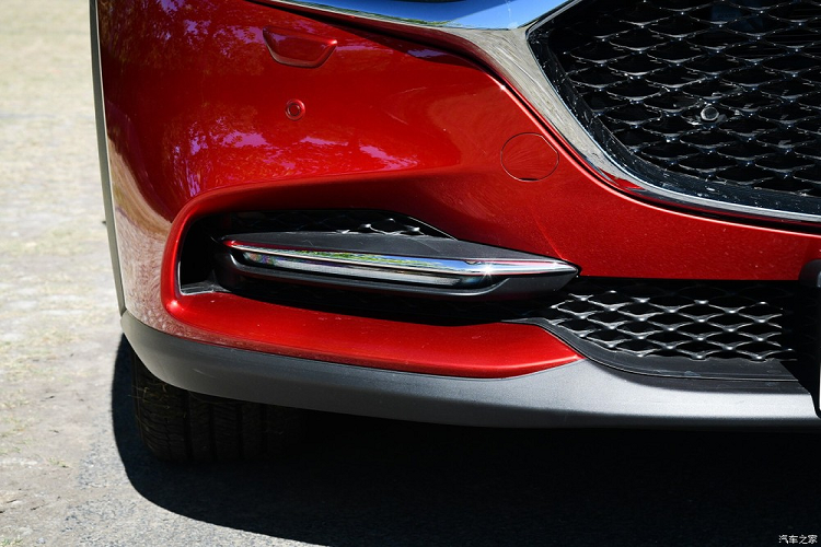 Bên dưới là cản trước cũng được cải tiến toàn diện, có thêm thanh đèn LED và bộ lip nổi bật hơn, giúp cải thiện hiệu suất khí động lực học cho xe. Thanh đèn này bao gồm đèn LED định vị ban ngày và đèn xi-nhan, trông khá mong manh.