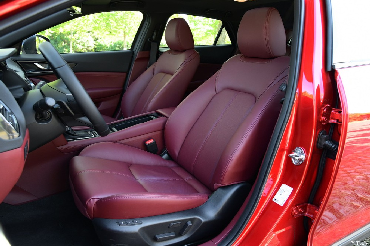 Tương tự như vậy, thiết kế nội thất của Mazda CX-4 2020 cũng gần như không đổi mới. Hãng Mazda chỉ bổ sung tùy chọn màu nội thất đen phối đỏ rượu, những chi tiết mạ crôm và chất liệu da mới nhằm mang đến cảm giác sang trọng hơn cho mẫu crosssover cỡ C này.