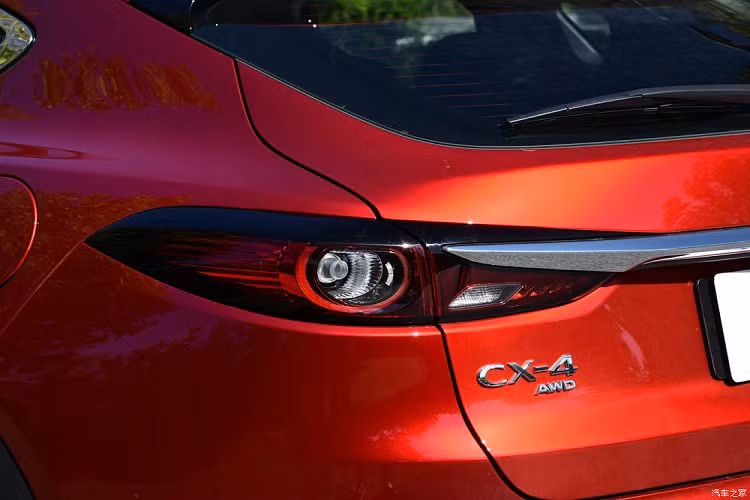 Đằng sau, thiết kế của Mazda CX-4 2020 không thay đổi nhiều. Điểm mới đáng chú ý nhất nằm ở cụm đèn hậu LED. Tại đây, cụm đèn hậu này có thiết kế tương tự Mazda CX-5 mới và được nối với nhau bằng thanh mạ crôm dày dặn hơn, kéo dài hết chiều ngang của cửa cốp sau.