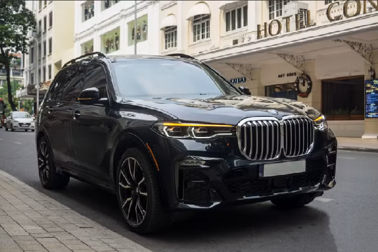 Chiếc BMW X7 xDrive40i mới xuất hiện tại TP HCM này sở hữu gói trang bị M Sport khá hiếm tại Việt Nam, xe được nhập khẩu từ Mỹ thông qua một đại lí kinh doanh ôtô tư nhân có tiếng tại Hà Nội và vừa được bán về cho chủ nhân định cư tại Sài Gòn. Xe sở hữu màu sơn xanh đen ở ngoại thất kết hợp với nội thật bọc da màu kem sang trọng.
