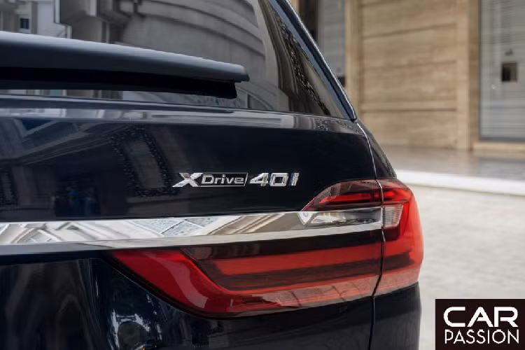 Cản sau sơn màu xám mờ thay cho màu bạc trên phiên bản tiêu chuẩn và cụm ống xả kép được mạ chrome sáng bóng.