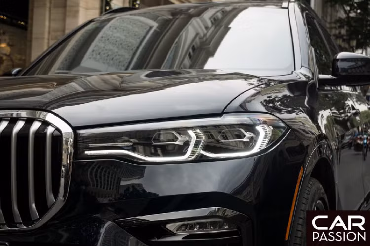 Xe được xây dựng trên nền tảng CLAR, cấu trúc sử dụng vật liệu nhôm và thép cường lực cao. Hệ thống treo khí nén của xe có khả năng nâng hạ gầm trong khoảng 40 mm, khi chức năng Sport trên xe được kích hoạt hoặc vận tốc tối đa trên 138 km/h, thân xe tự động hạ thấp xuống 20 mm.