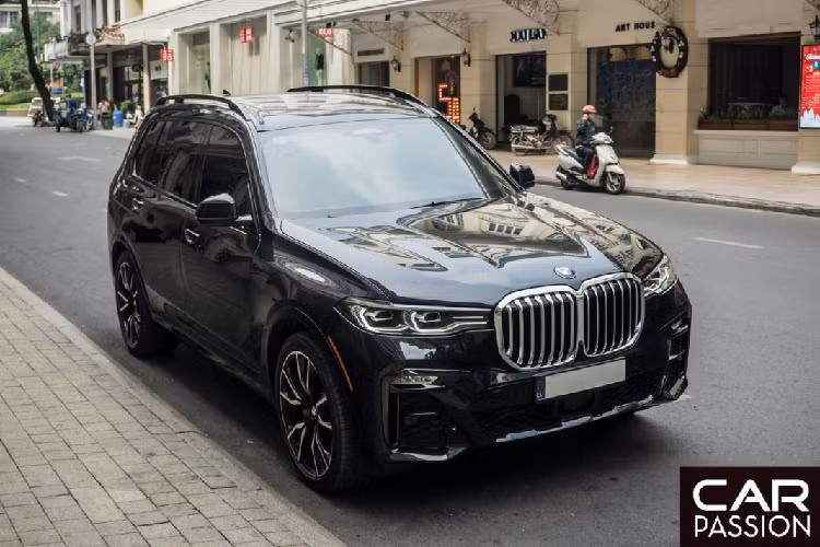 BMW X7 xDrive M Sport sử dụng khối động cơ 6 xi-lanh tăng áp có dung tích 3.0 lít, sản sinh công suất tối đa 335 mã lực và mô men xoắn cực đại đạt mức 450 Nm. Nhờ hộp số tự động 8 cấp và hệ dẫn động 2 cầu xDrive, X7 tăng tốc từ 0-100 km/h trong vòng 6,1 giây và có tốc độ tối đa 245 km/h.