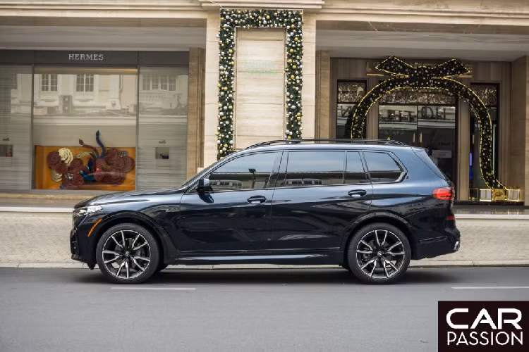 Bộ mâm mà phiên bản xDrive40i M Sport có kích thước 22 inches, lớn hơn bộ mâm của chiếc X7 mà BMW Việt Nam phân phối đến khác hàng. Bộ mâm 5 chấu kép dạng diamond-cut này còn mang thiết kế thể thao hơn, đi kèm với đó là bộ lốp Pirelli P Zero với kích thước cho hai bánh trước và sau lần lượt là 275/40 R22 và 315/35 R22. Nẹp hông xe được sơn đen bóng khác biệt với chi tiết được mạ chrome trên phiên bản X7 với gói trang bị “Pure Exellence”.