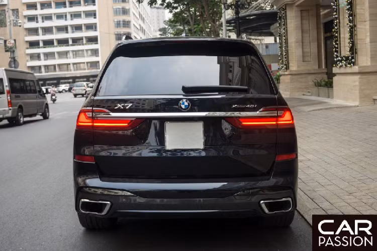 Giá xe BMW X7 2020 đang được phân phối chính hãng từ Thaco Trường Hải là 7,499 tỷ đồng, trong khi đó vẫn chưa rõ giá bán chính xác của những chiếc X7 xDrive M Sport được nhập khẩu tư nhân về Việt Nam.