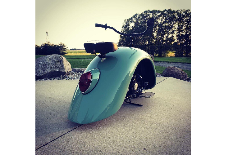 Cảnh tượng chiếc xe có hình dạng tấm chắn bùn lăn xuống đường rất kỳ quái, và đó là điều làm cho ý tưởng này trở nên độc đáo.