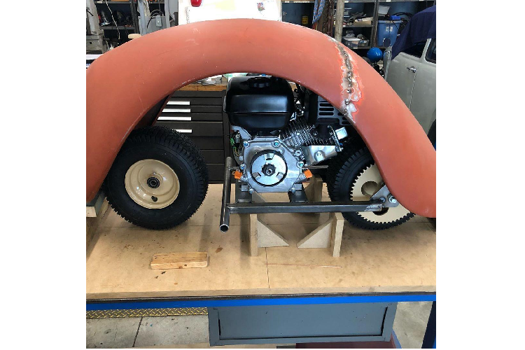 2 chiếc ROLspod đã được người đàn ông này "tái sinh" từ Beetle hoàn toàn thủ công, lấy chất liệu chủ yếu cho vỏ xe là bốn tấm chắn bùn và hoàn tất với vô số giờ hàn, đục, sửa chữa cũng như lắp ráp phức tạp khác