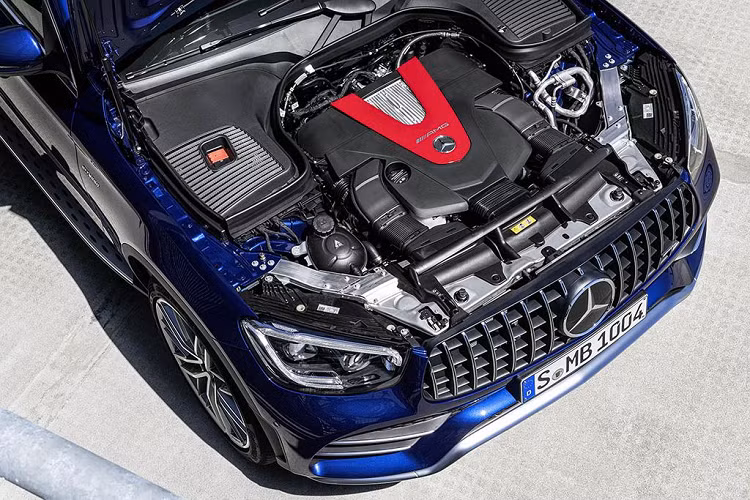 Về thiết kế, cặp đôi AMG GLC 43 mới nay được trang bị lưới tản nhiệt đặc thù của AMG với các nan đứng chứ không còn kiểu mạng kim cương như trước. Thiết kế mới khiến GLC 43 cũng gần gũi hơn với bản mạnh nhất là GLC 63 2020 và đây cũng như một dấu ấn rõ ràng là những chiếc GLC được ra lò từ Affalterbach. Kèm với đó, đèn pha LED hiệu suất cao, cản trước của GLC 43 gần giống với cản của GLC 63.