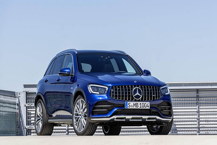 Hồi tháng 3 năm nay, hãng xe sang Mercedes-Benz tung ra bản nâng cấp "facelift" cho dòng xe GLC tiêu chuẩn, và một tháng sau đó, tháng 4/2019, hãng giới thiệu các biến thể hiệu năng cao nhất Mercedes-AMG GLC 2020 mới cho cả bản SUV và SUV-Coupe.