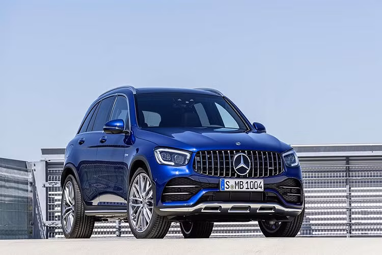 Hồi tháng 3 năm nay, hãng xe sang Mercedes-Benz tung ra bản nâng cấp "facelift" cho dòng xe GLC tiêu chuẩn, và một tháng sau đó, tháng 4/2019, hãng giới thiệu các biến thể hiệu năng cao nhất Mercedes-AMG GLC 2020 mới cho cả bản SUV và SUV-Coupe.