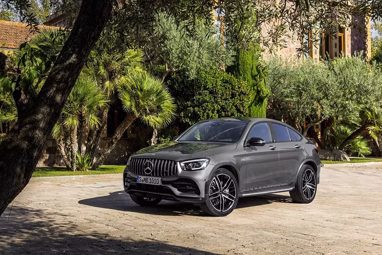 Hệ dẫn động 4 bánh toàn phần AMG Performance 4MATIC có thiên hướng cầu sau trên GLC 43 được phân chia tỉ lệ cầu trước/sau tương ứng là 31/69. Cấu hình này được hãng cho là cải thiện trải nghiệm lái thể thao cũng như tối ưu khả năng tăng tốc nhanh cho xe.