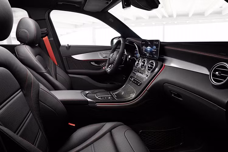 Phiên bản mới nhất của hệ thống thông tin MBUX giúp cải thiện tính tiện ích trong sử dụng, kết nối gần hơn giữa chiếc xe với người lái và hành khách. Thao tác điều khiển có thể thông qua cảm ứng chạm Touchpad, núm điều khiển Touch Control trên vô-lăng, bằng lệnh thoại “Voice Control” hoặc điều khiển cử chỉ (Gesture Control).