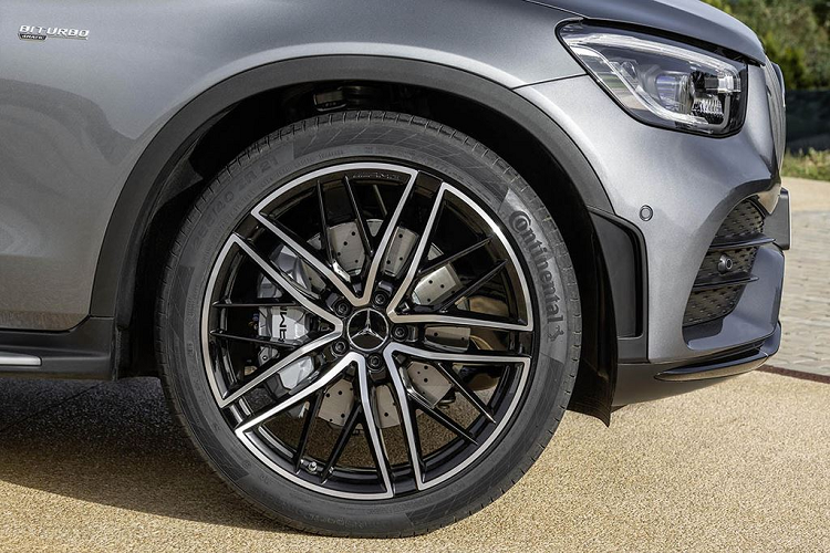 Theo những nâng cấp tương tự, nay hãng tiếp tục tung ra bản hiệu năng cao tầm trung là Mercedes-AMG GLC 43 4MATIC, với cả kiểu thân xe SUV và SUV Coupe. 