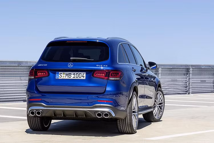 Cặp đôi Mercedes-AMG GLC 43 4MATIC 2020 SUV và Coupe được tăng nhẹ về công suất. Động cơ V6 3.0L Biturbo nay tăng thêm 23 mã lực (17kW) lên mức 390 mã lực (287kW), trong khi mô-men xoắn cực đại vẫn giữ ở mức 520Nm trong dải tua 2.500-4.500v/ph (như cũ).