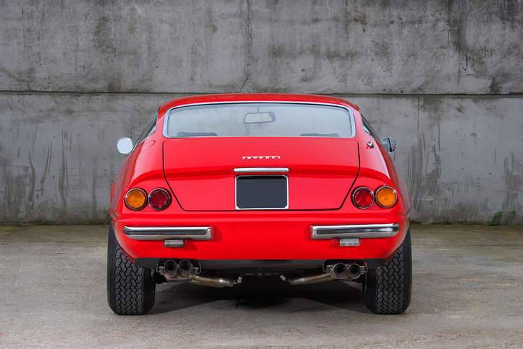 Đặc biệt hơn, chỉ có 158 chiếc Ferrari 365 GTB/4 Daytona được sản xuất với tay lái nghịch. Elton John đã mua chiếc xe này vào năm 1973 khi ông 26 tuổi và đây là một trong những chiếc Ferrari đầu tiên trong bộ sưu tập của ông, bên cạnh những chiếc Ferrari khác như 365 BB, Testarossa, 512 TR và 365 Berlinetta Boxer.