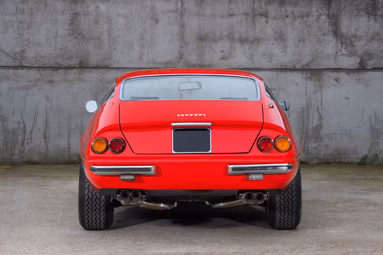 Đặc biệt hơn, chỉ có 158 chiếc Ferrari 365 GTB/4 Daytona được sản xuất với tay lái nghịch. Elton John đã mua chiếc xe này vào năm 1973 khi ông 26 tuổi và đây là một trong những chiếc Ferrari đầu tiên trong bộ sưu tập của ông, bên cạnh những chiếc Ferrari khác như 365 BB, Testarossa, 512 TR và 365 Berlinetta Boxer.