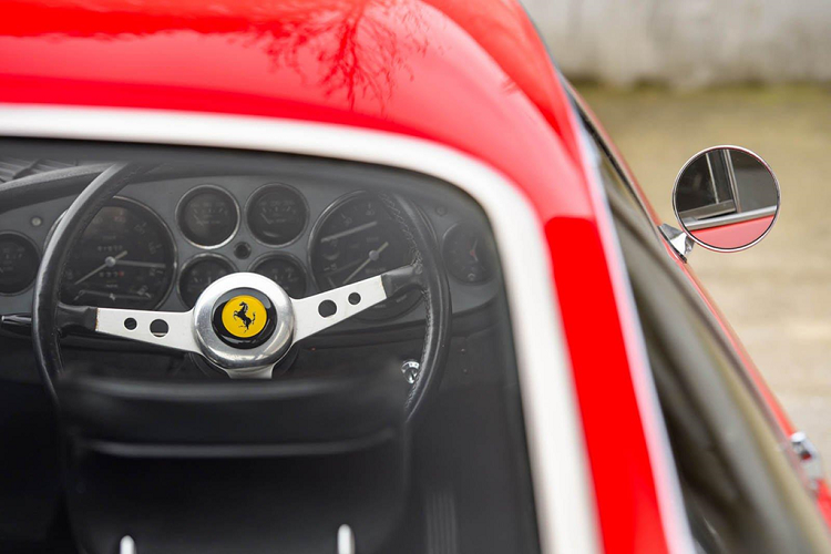 Chiếc Ferrari của Elton John vẫn còn đầy đủ giấy tờ xuất xưởng, mẫu đặt hàng, phiếu dịch vụ từ Ferrari, hóa hơn và giấy kiểm định chất lượng khí thải MOT của chính phủ Anh. ODO của xe cũng vừa đạt đến con số 82.000 dặm, tương đương khoảng 132.000 km.